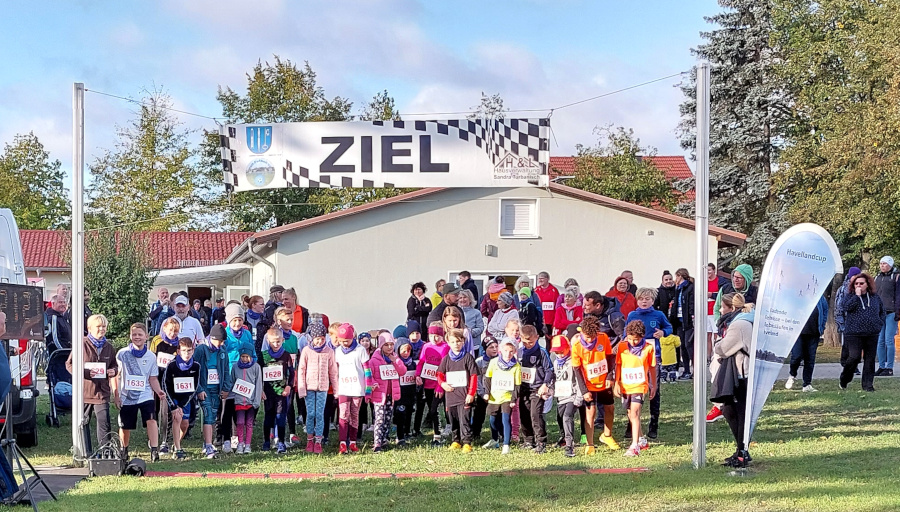 Kinder stehen an der Startlinie