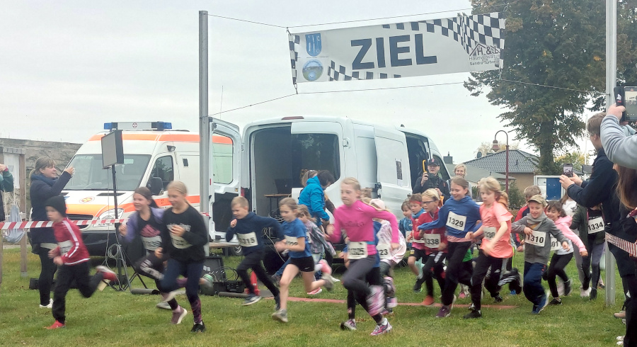 Die Kinder rennen los.