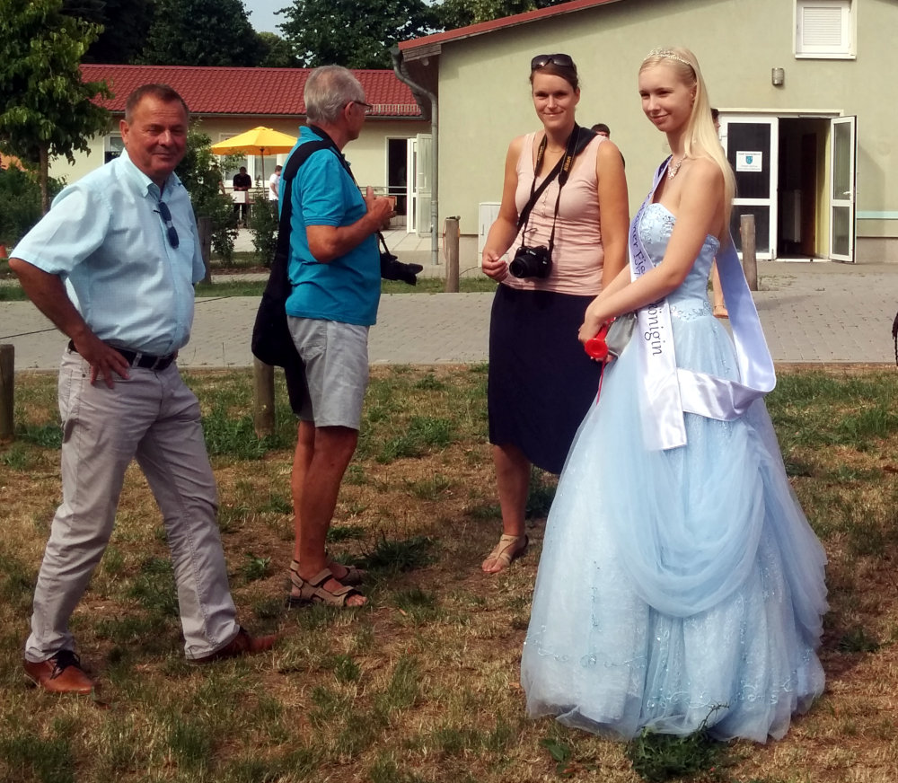 Bürgermeister, Fischerkönigin und Presse auf dem 6. Zachower Crosslauf